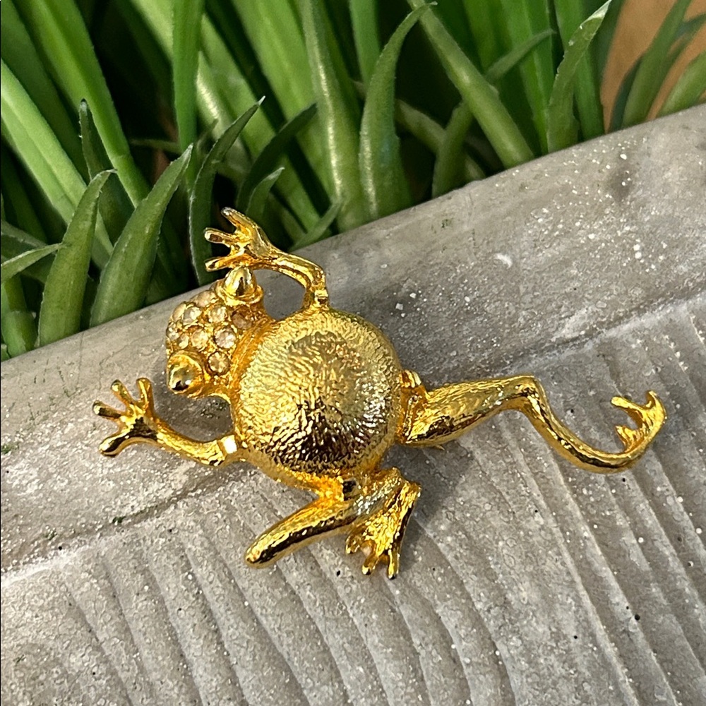 Vintage M Jent Textured Gold Tone Rhinestone Frog Brooch pin - Picture 4 of 13